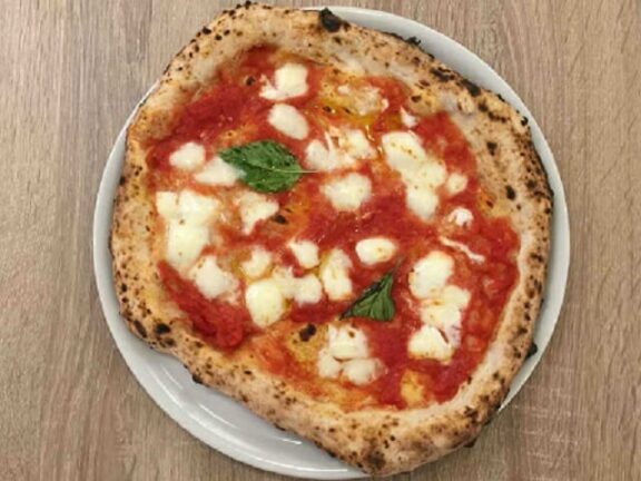 Rivolta dei pizzaioli di Napoli: “De Luca, fai ripartire le consegne o chiudiamo per sempre”
