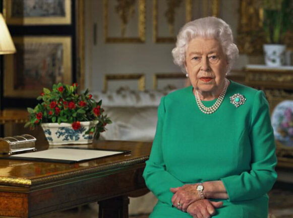 La regina Elisabetta torna a Windsor (senza il principe Filippo)