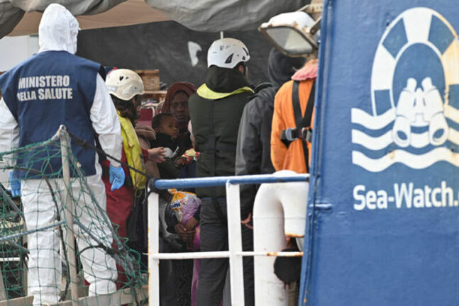 Ocean Viking, via libera allo sbarco dei 180 migranti a Porto Empedocle