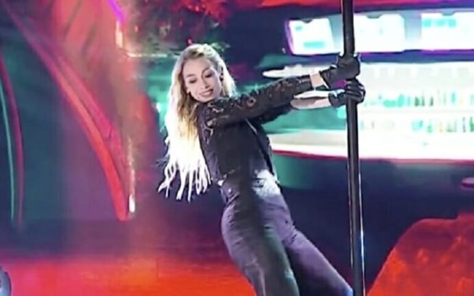 La pole dance di Eleonora Abbagnato, l’etoile stupisce tutti ad Amici Speciali