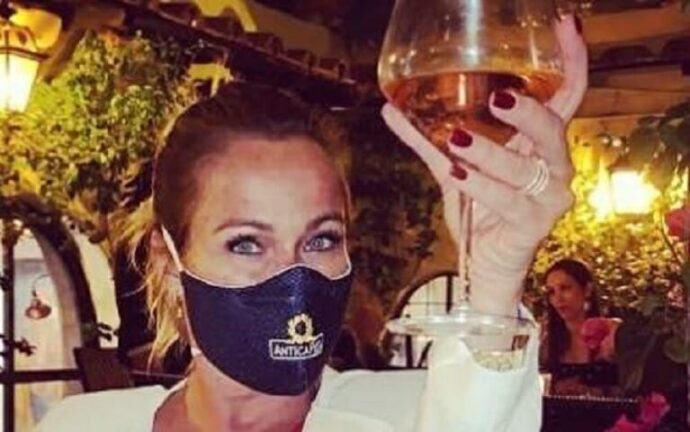“Cosa fai? Bevi con la mascherina?” Gli hater di Sonia Bruganelli colpiscono ancora