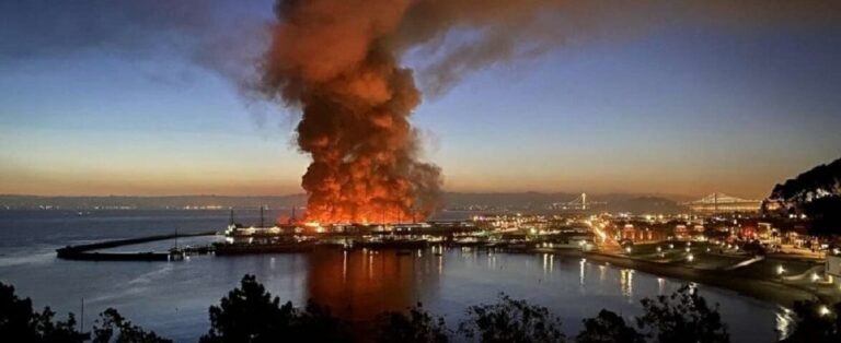 San Francisco, grande incendio a Fisherman’s Wharf: distrutta parte del molo simbolo San Francisco, grande incendio a Fisherman’s Wharf: distrutta parte del molo simbolo