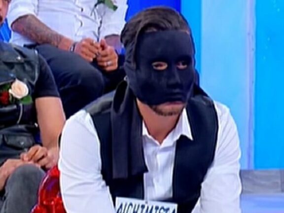 Alchimista di Uomini e Donne, l’identità del corteggiatore svelata tra qualche ora