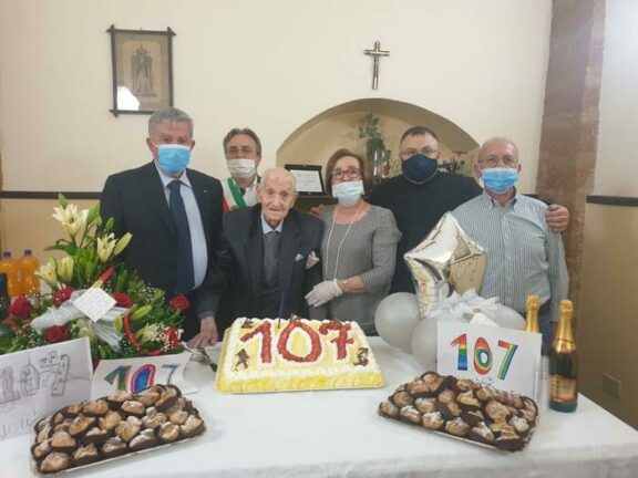Festa di compleanno per anziano 107 anni in Rsa ‘covid free’