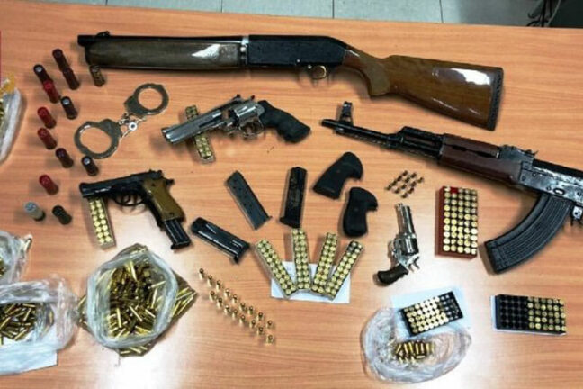 Napoli, scoperto un vero e proprio arsenale: armi nascoste in una parete