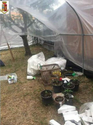 Bimba cade da finestra,in casa marijuana