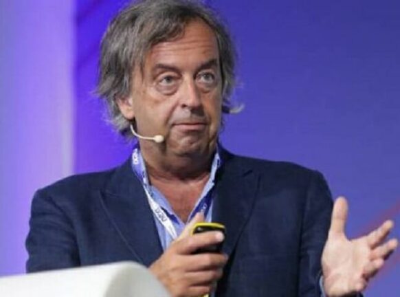L’appello di Burioni: “Virus non è ancora vinto, non correte rischi inutili”
