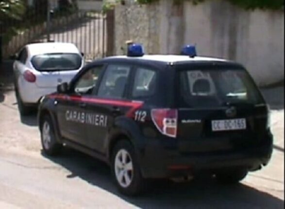 Rapinatori inseguiti si rifugiano dai Carabinieri