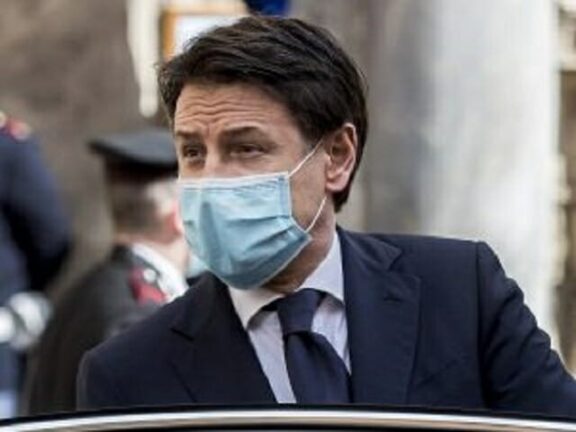 “Buffone, buffone, i soldi…”. Conte travolto dalla rabbia