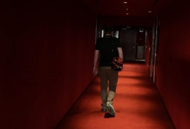 L’uomo che vive in un hotel di lusso: “Apro i rubinetti per evitare la diffusione della legionella”