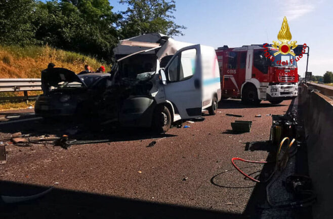 Incidente fra 3 mezzi su A13, un morto
