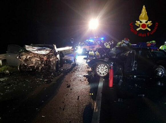 Scontro frontale, muoiono due ragazze altri cinque feriti