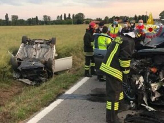 Schianto tra due auto e una bici: morto 47enne, feriti due giovani di 17 e 24 anni