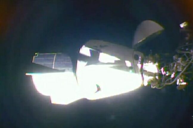 La Crew Dragon ha attraccato alla stazione spaziale: missione compiuta
