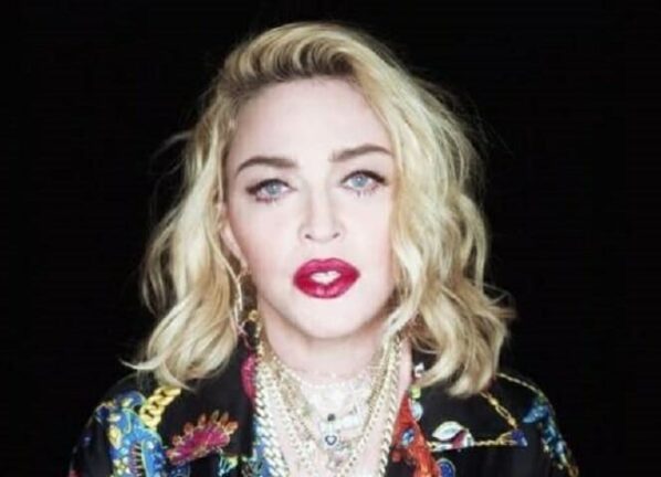 Madonna in topless a 61 anni: “tutti hanno una stampella”