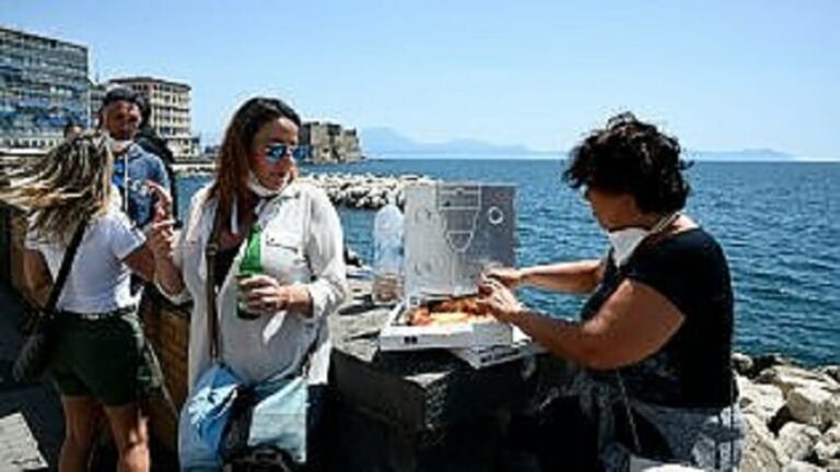 Napoli, Fase 2: pic nic con la pizza sul lungomare