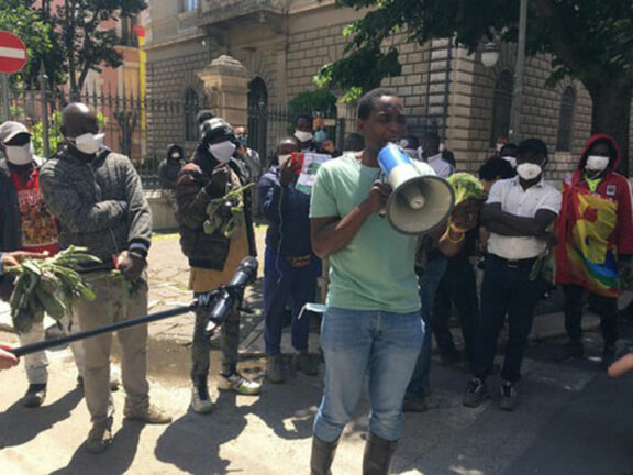 Migranti: protesta braccianti a Foggia