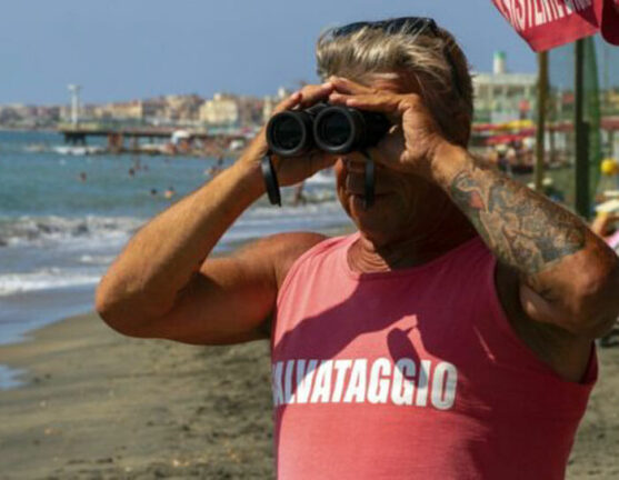 In mare con la mascherina: 76enne rischia di annegare