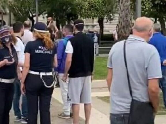 Salerno, donna fermata dai vigili: sfiorata la rissa tra agenti e passanti