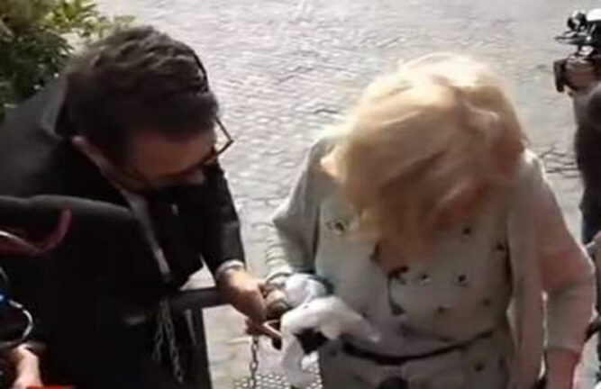 Sandra Milo si incatena davanti a Palazzo Chigi