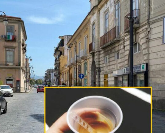 Compra caffè al bar e lo beve in strada: multato di 400 euro