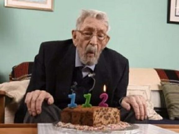 Morto l’uomo più vecchio del mondo, Bob Weighton aveva 112 anni