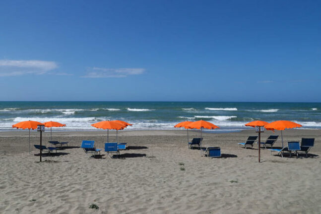 Toscana: spiagge libere, 4 metri tra ombrelloni