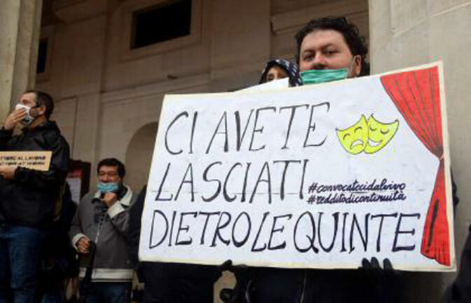 Bari, il flashmob degli artisti in piazza contro la crisi