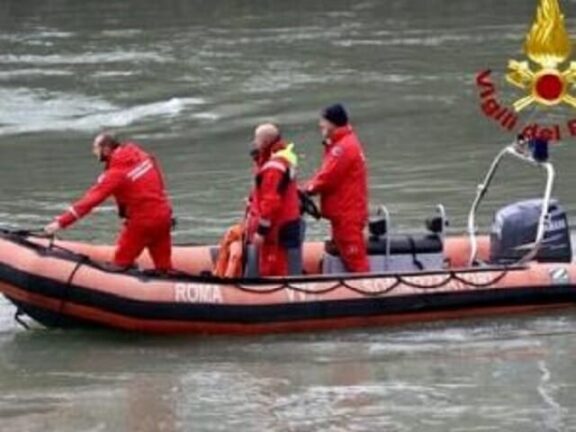 Roma, aereo da turismo precipita nel Tevere: salvo il pilota, disperso l’allievo