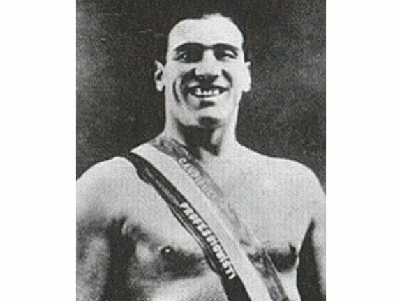 Carnera – The Walking Mountain è il film che si ispira alla storia del grande pugile italiano Primo Carnera, il primo italiano a diventare campione del mondo di boxe.