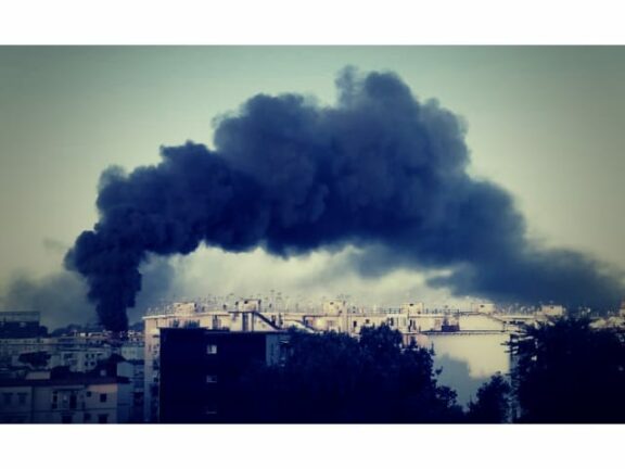Napoli, incendio nell’area industriale: colonna di fumo nero copre la città
