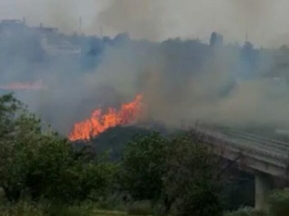 Vasto incendio nel borgo di Spadafora. Chiusa la Messina-Palermo