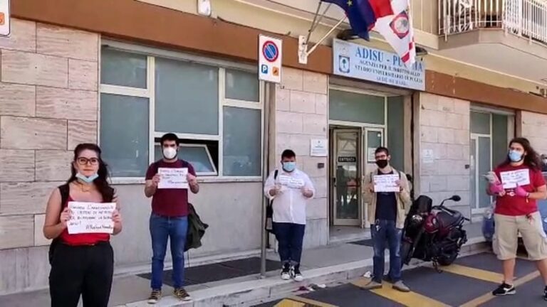 Bari. Il sit-in di protesta degli studenti universitari contro la crisi Bari. Il sit-in di protesta degli studenti universitari contro la crisi