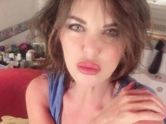 “Le tue labbra sono ridicole”. Ed è bufera su Alba Parietti e i suoi scatti social