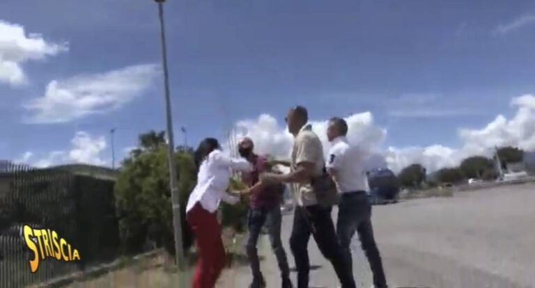 Picchiata e minacciata troupe di Striscia la notizia Picchiata e minacciata troupe di Striscia la notizia