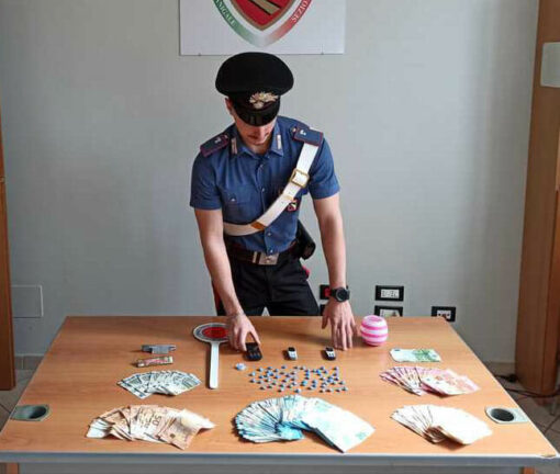 Nasconde droga nel biberon del figlio, in tre finiscono in manette