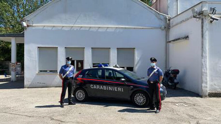 Clochard protesta su tetto struttura Clochard protesta su tetto struttura