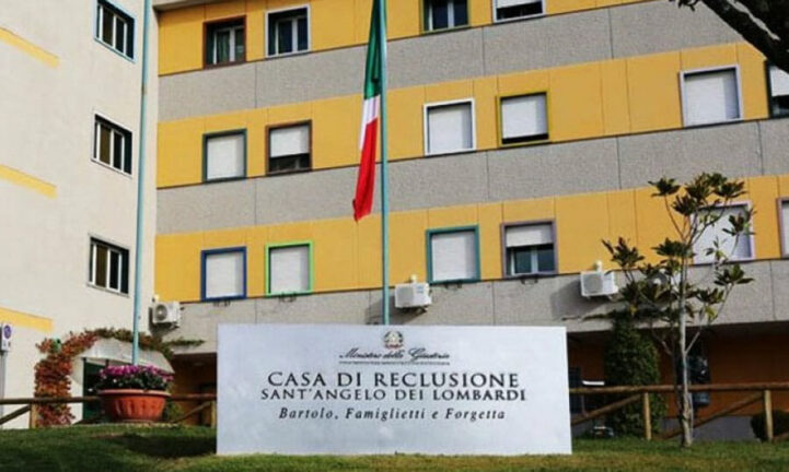 Detenuto psichiatrico picchia tre agenti