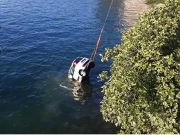 Como, auto sbanda e finisce nel lago: morta una 24enne