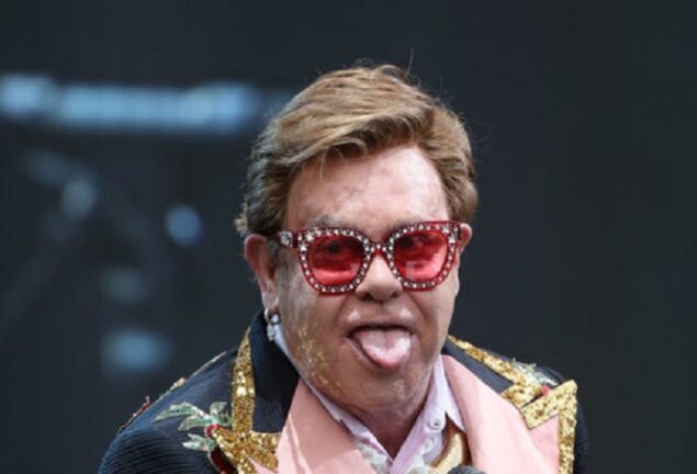 Elton John il gesto che sta facendo impazzire il web