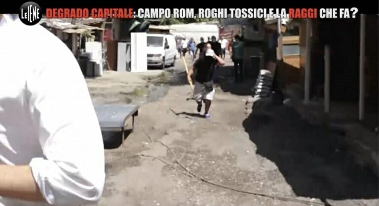Filippo Roma accerchiato e rincorso con un badile in un campo rom Filippo Roma accerchiato e rincorso con un badile in un campo rom