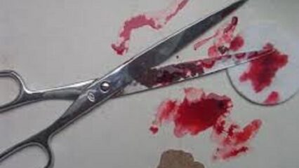 Napoli: lite tra fratelli finisce nel sangue, 21enne ferito a forbiciate dalla sorella 15enne.