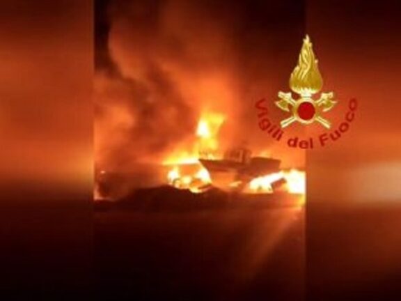 Lampedusa, incendiati barconi dei migranti