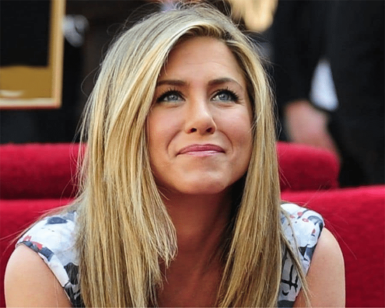 Jennifer Aniston nuda contro il coronavirus, la foto finisce all’asta