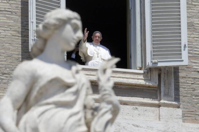 Vaticano, quanto guadagnano i preti? Il Papa sorprende