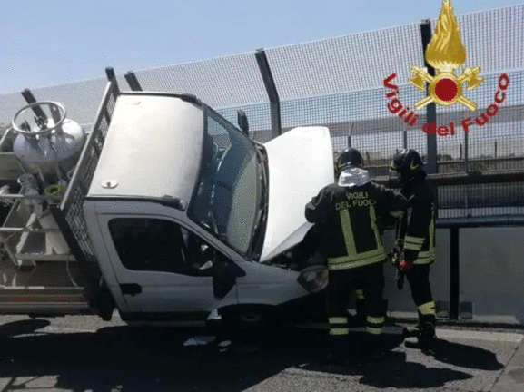 Incidente Raccordo Anulare: furgone contro il guardrail