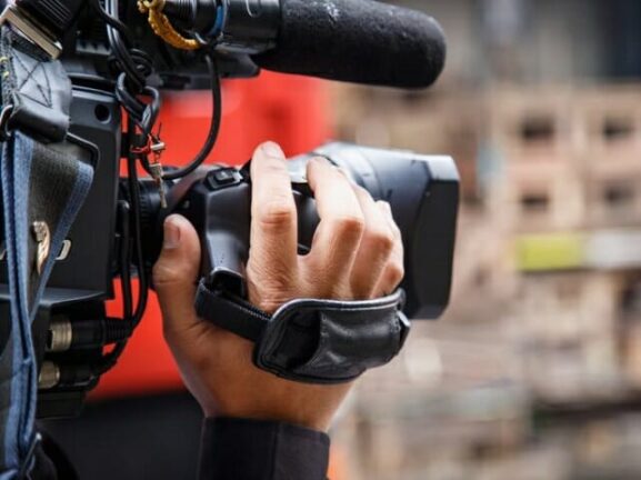 Aggredita in diretta la troupe di Tagadà (La7): “Non ci dovete rompere i cogl***, andatevene via”