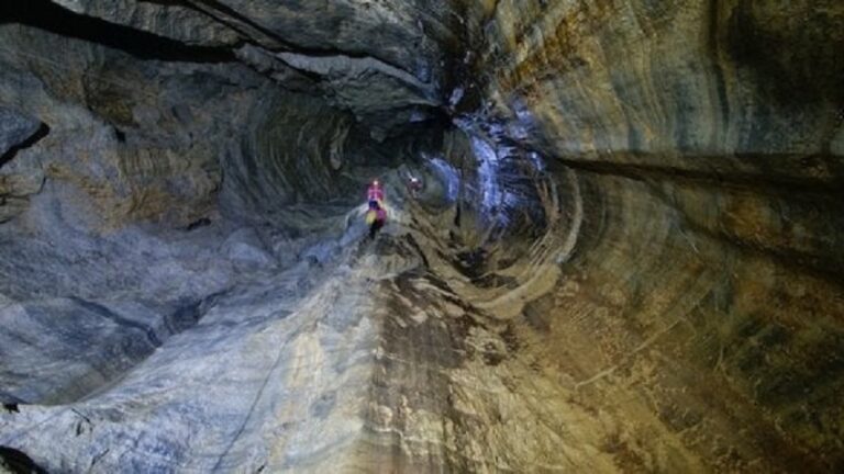 Abruzzo, tre speleologi bloccati da una frana nella grotta
