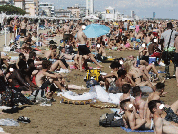 Coronavirus, folla in spiaggia senza distanza (e senza mascherine)
