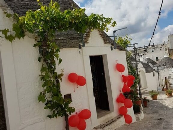 2 giugno: Alberobello (BA) si tinge di rosso ciliegia